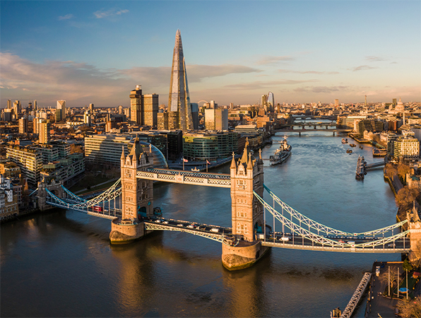 Veduta aerea della città di Londra con il fiume Tamigi e il Tower Bridge in primo piano.