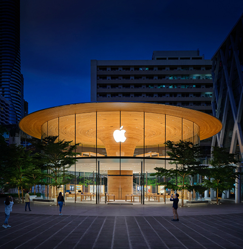 Esterno di un Apple Store di notte.