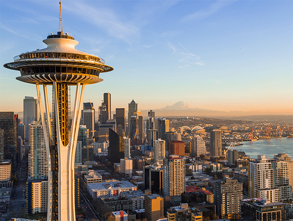 Veduta aerea della città di Seattle, Washington, con lo Space Needle in primo piano.