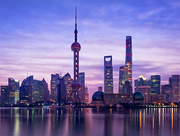 Vista del paesaggio urbano di Shanghai al tramonto.