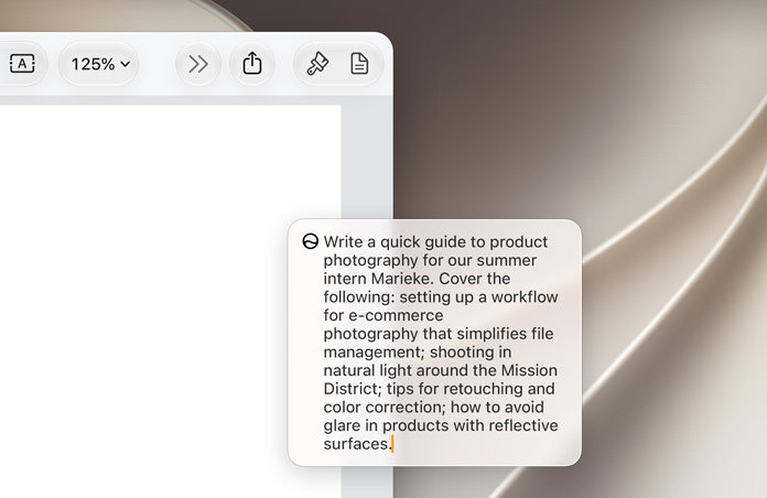 Schermo di un MacBook con la finestra Modifica con Siri che compare sopra un documento senza titolo e descrive il flusso di lavoro di un progetto fotografico a una persona del team