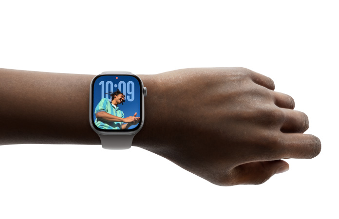 En person som har en Apple Watch Series 11 på sig med urtavlan Bilder