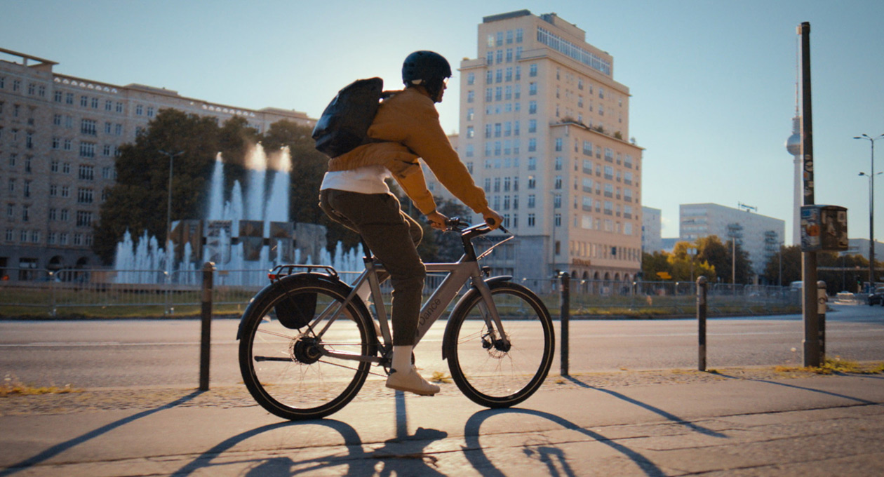 Un uomo in bicicletta