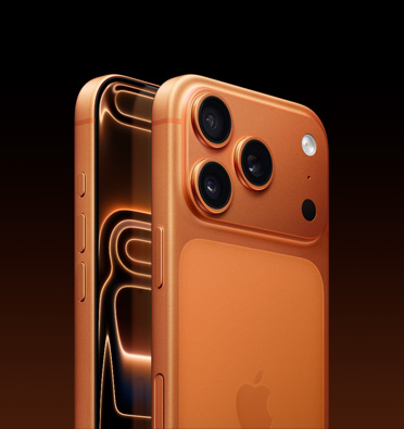 Due iPhone 17 Pro arancione cosmico, uno di fronte all’altro: uno mostra parzialmente il display e il lato, con tasto Azione e tasti del volume. L’altro mostra la parte posteriore con sistema di fotocamere Pro nell’angolo in alto a sinistra, e il lato, con tasto laterale.
