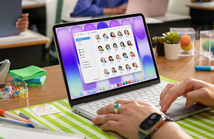 Insegnante con il Mac aperto e lo schermo che mostra l’app Classroom con la classe al completo