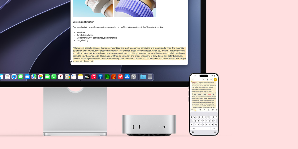 Mac monitor, ezüstszínű Mac mini és iPhone egymás mellett; a monitor és az iPhone képernyőjén az figyelhető meg, ahogy az Univerzális vágólap funkcióval szöveget másolnak ki és illesztenek be egyik Apple eszközről a másikra.