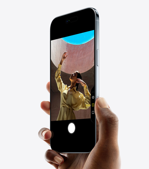 Una mano che tiene un iPhone Air mostrato di fronte e di lato con un pollice sul tasto del Controllo fotocamera, profilo sottile, Dynamic Island, tasto laterale