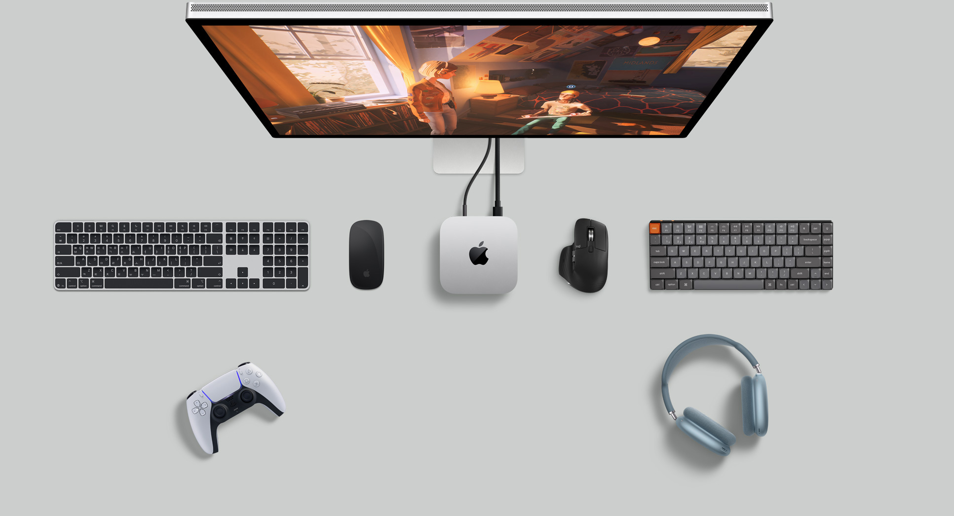 책상 위에서 실버 색상 Mac mini를 위에서 내려다본 모습. 디스플레이 화면, 무선 키보드, 무선 마우스, 게임 컨트롤러, AirPods Max가 함께 있습니다.