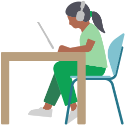 Une femme portant des AirPods Max et utilisant un iPad est assise à un bureau
