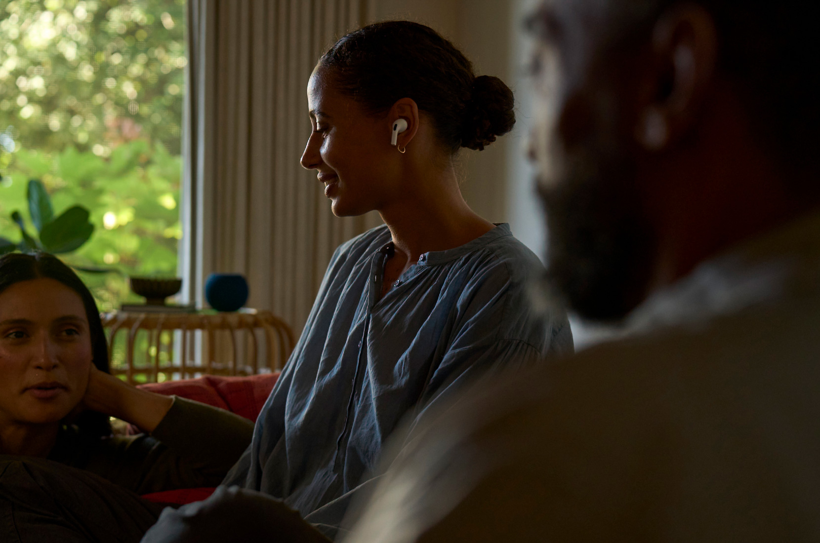Photo montrant le profil gauche d’une femme portant des AirPods Pro 2 et utilisant les fonctionnalités de santé auditive