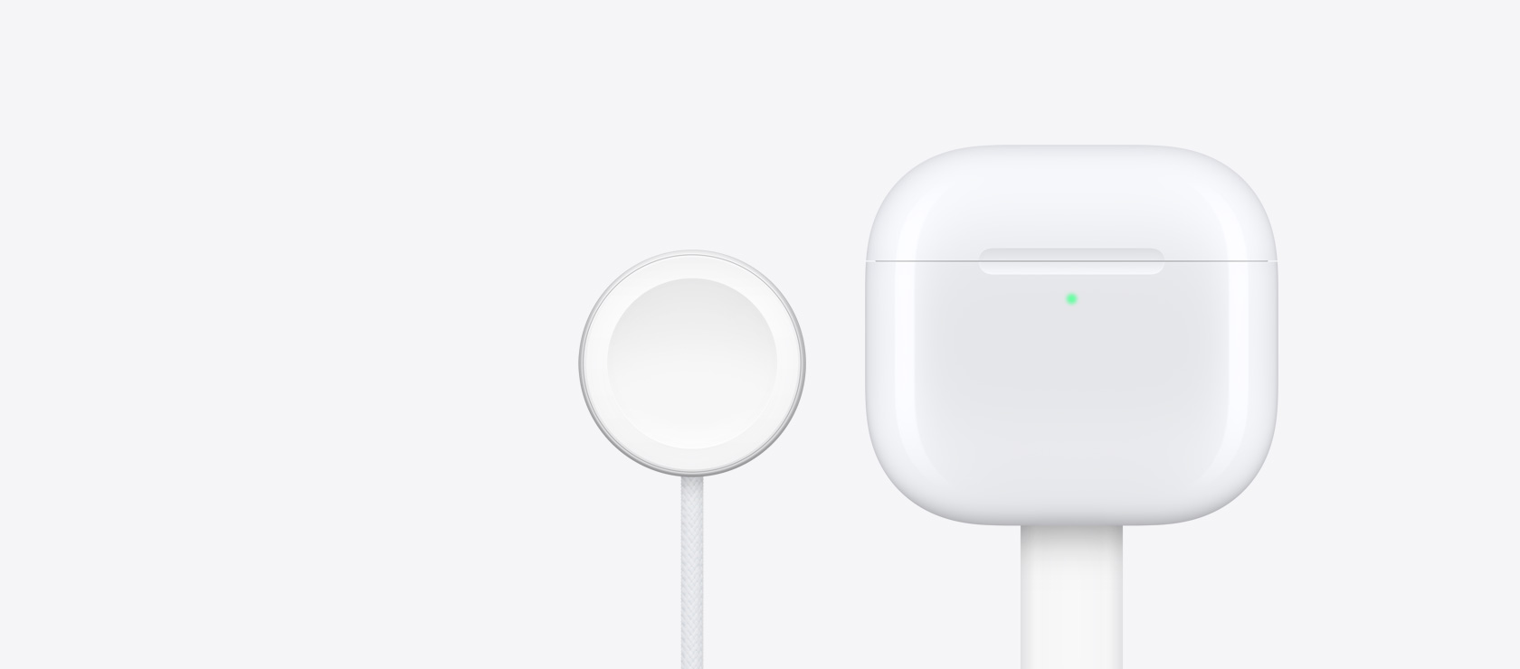 L’étui de recharge pour AirPods 4 à côté d’un chargeur Apple Watch.