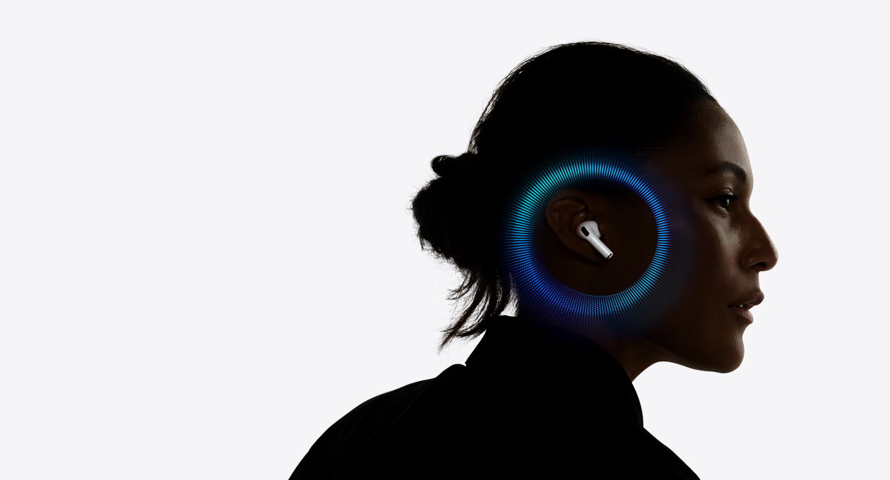 Pessoa usando os AirPods Pro 3, com ondas que pulsam ao redor do ouvido