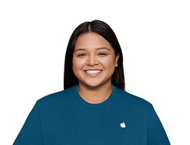 Une personne vêtue d’un t-shirt avec le logo Apple imprimé en haut à droite