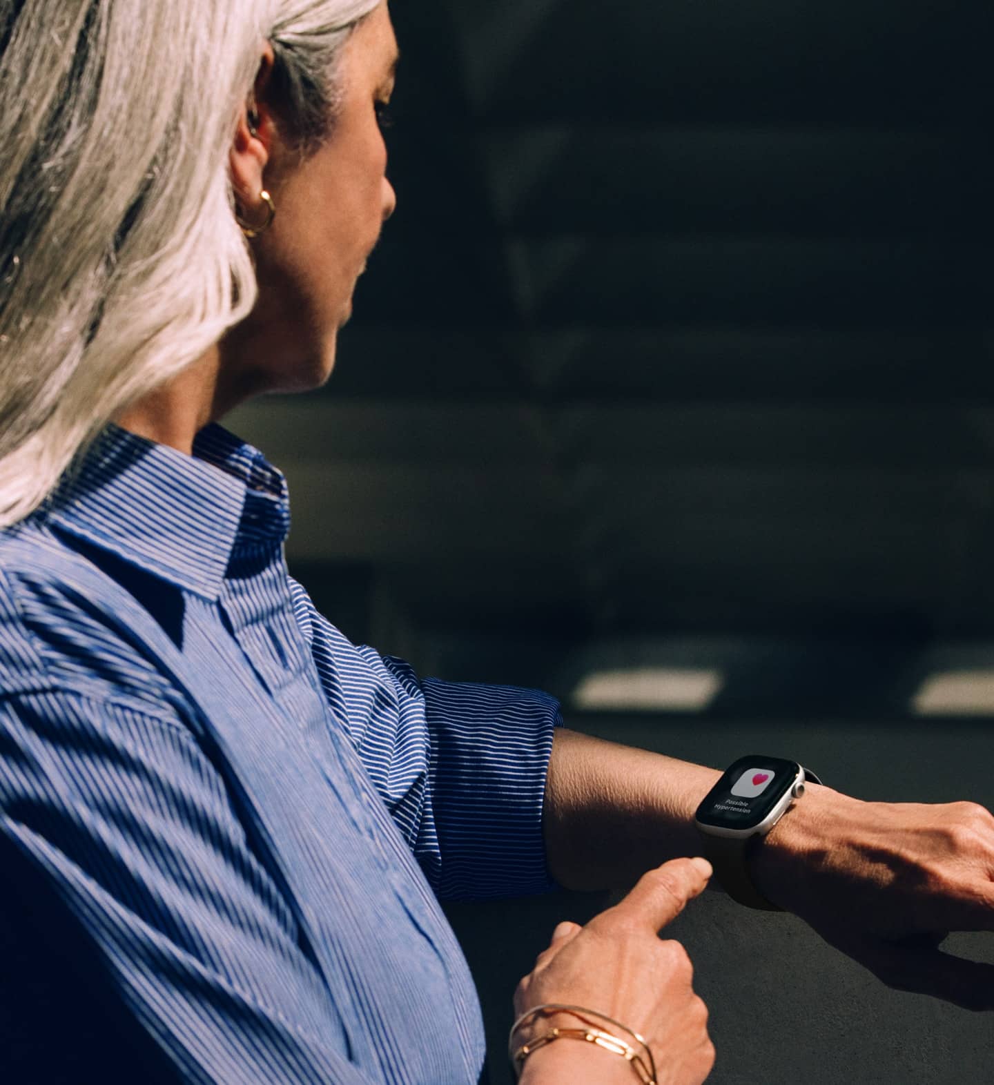 En person läser en varning om möjligt högt blodtryck på Apple Watch Series 11