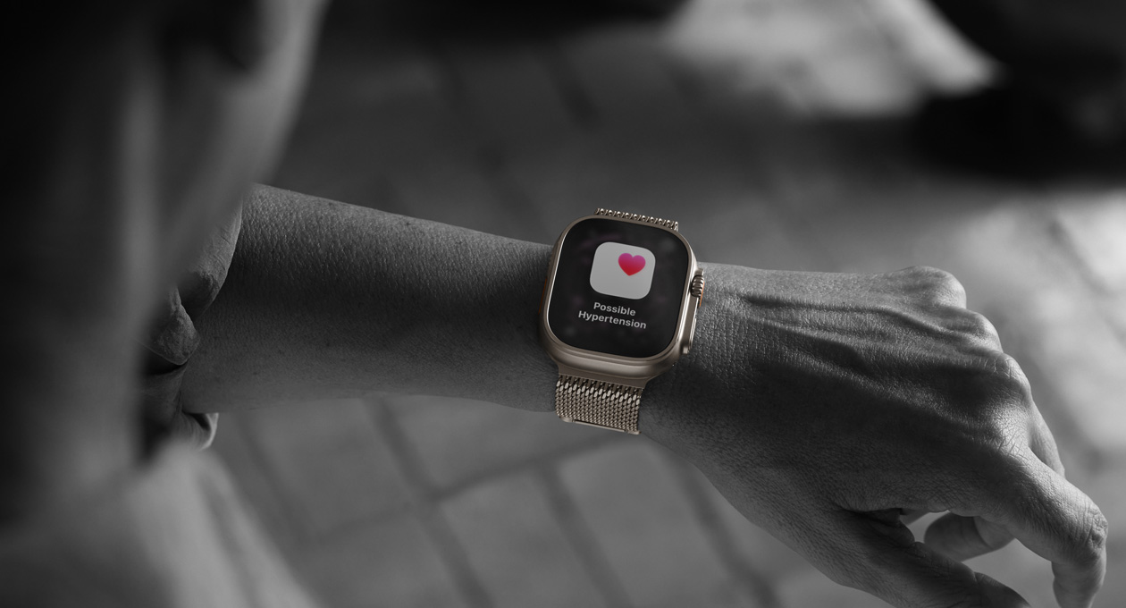 En person som kollar en varning om högt blodtryck från appen Hälsa på Apple Watch Ultra 3