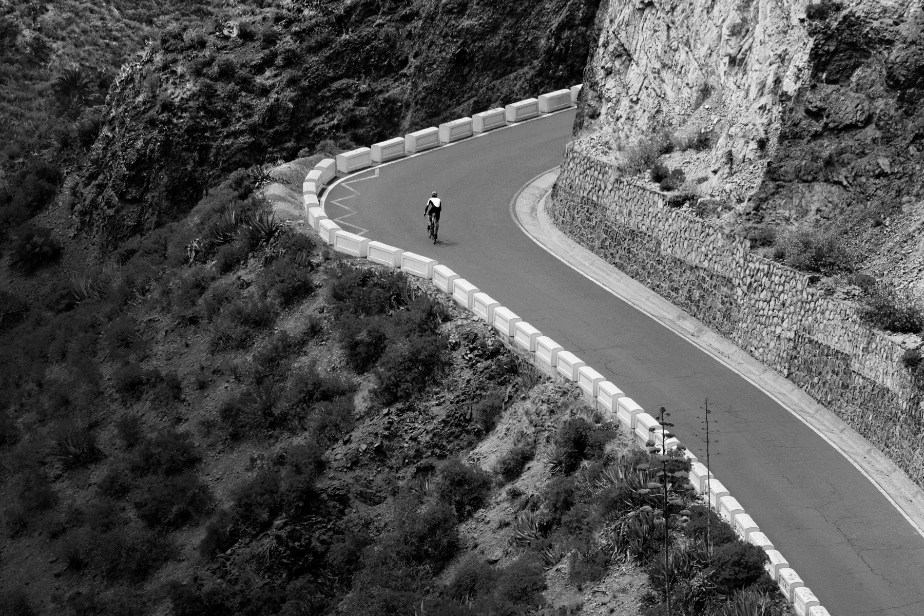 En cyklist kör uppför en bergsväg