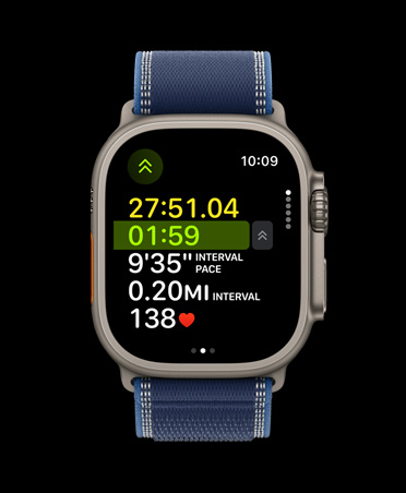 Apple Watch Ultra 3, boett i naturligt titan, avancerade mätvärden för utomhuslöpning, armband, terrängloop i färgen blå/klarblå