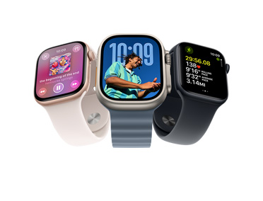 Tre Apple Watch: Apple Watch Series 11, colore oro rosa, cassa in alluminio, Apple Music, comandi della playlist, lato destro, Digital Crown, cinturino Sport rosa fard, chiusura pin-and-tuck color argento, Apple Watch Ultra 3, colore naturale, cassa in titanio, display edge-to-edge, foto in sovrimpressione sull’orario, lato destro, Digital Crown, cinturino Ocean blu salmastro, fluoroelastomero tubolare, Apple Watch SE 3, cassa in alluminio, colore mezzanotte, lato destro, Digital Crown, parametri evoluti dell’allenamento Corsa outdoor 
