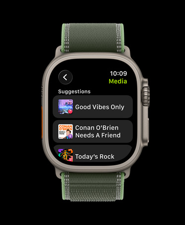 Apple Watch Ultra 3, cassa in titanio naturale, Apple Music, playlist per allenamento, controlli, brano precedente, brano successivo, pausa, cinturino Trail Loop verde e neon