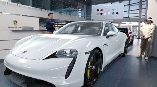Porsche 展示中心的顧客戴著 Apple Vision Pro 觀看超級跑車的 3D 投影，並與員工談話