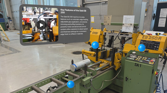 倉庫中有一部大型機器，旁邊的 3D 投影顯示：「Key Features of the Sabi EB 250」