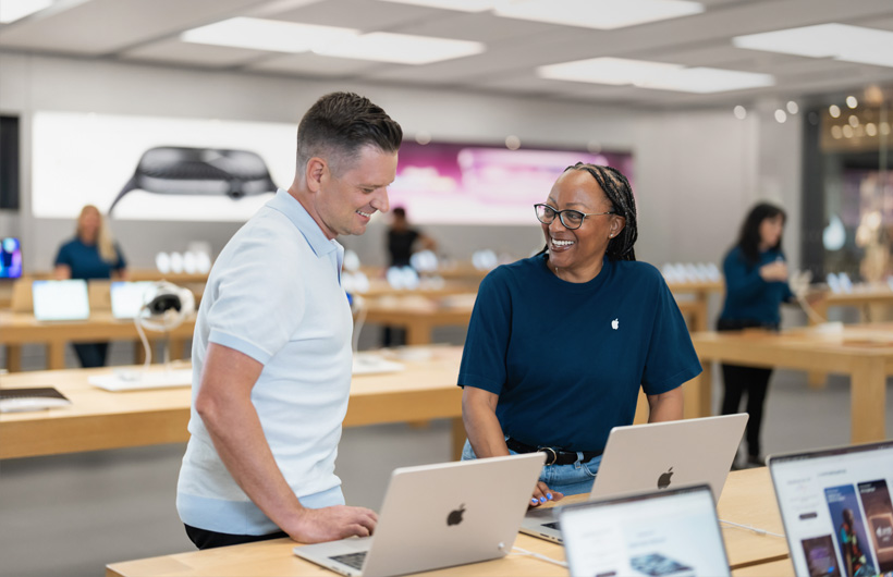 El director ejecutivo Marc-André Lebeau recibe soporte técnico de Kareema, quien forma parte del equipo de negocios, en un Apple Store local.