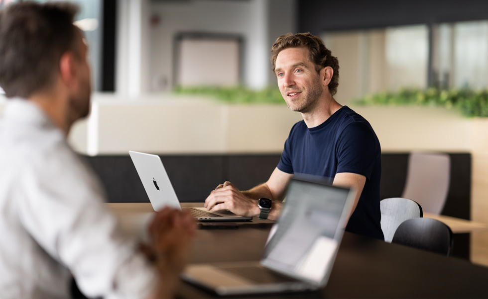 Con la MacBook Pro, el director de operaciones André-Philippe Ethier tiene libertad para moverse entre su oficina, los espacios comunes y la tienda, y mantenerse siempre en contacto con su equipo.
