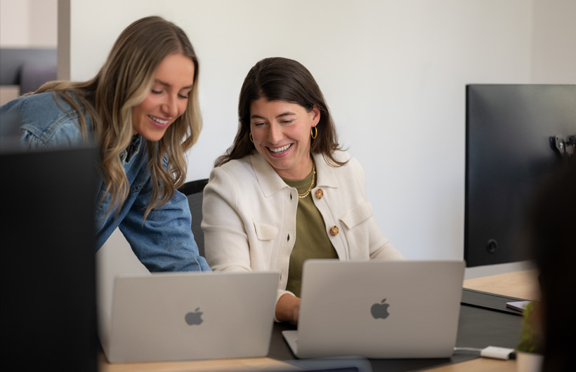 La direttrice amministrativa Camille Fourrier collabora con una collega del team finanziario