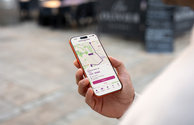 Gli autisti e le autiste registrati possono scegliere le consegne sull’app Tut Tut e usano Mappe di Apple per arrivare a destinazione
