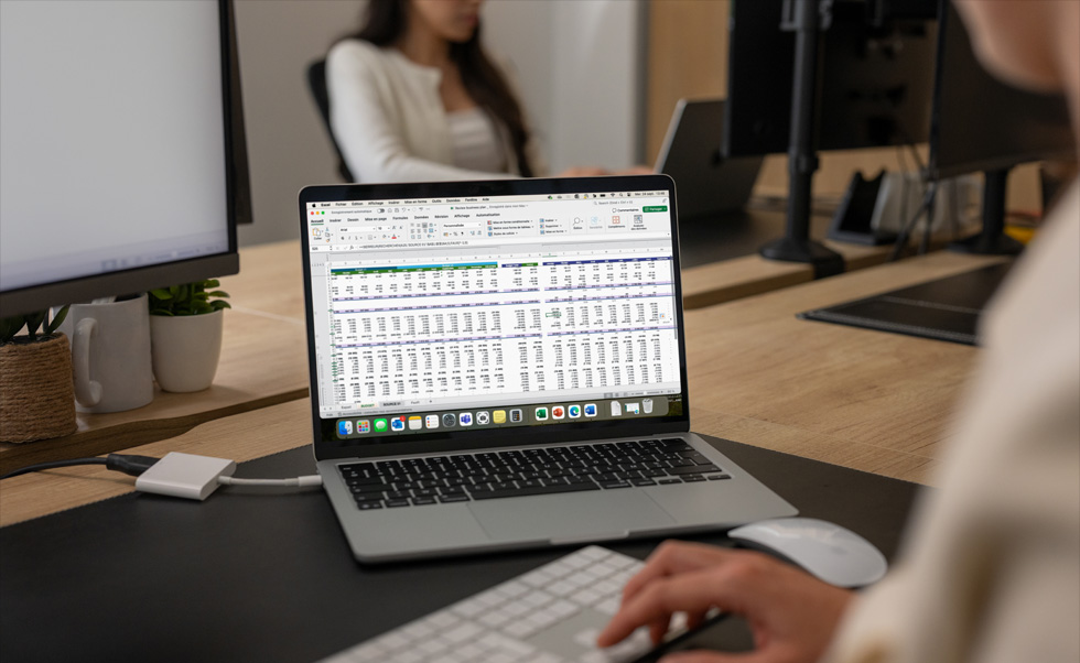 Il team finanziario usa Excel su Mac per gestire contabilità e budget