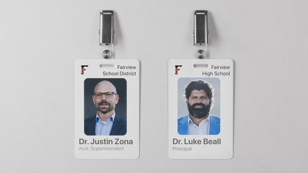 並べて置かれた、フェアビュー学区の2人の教師の名札。左がJustin Zona博士、右がLuke Beall博士