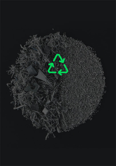 Pile de rebuts d’aluminium recyclé, icône de recyclage verte