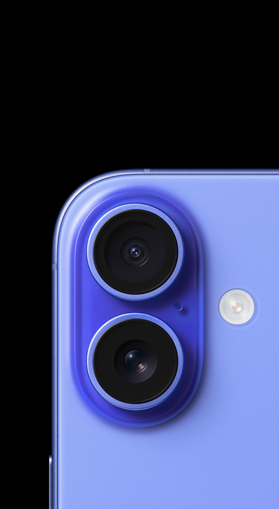 La esquina izquierda de un iPhone en azul ultramar con los dos objetivos de las cámaras uno encima del otro en la parte posterior del teléfono