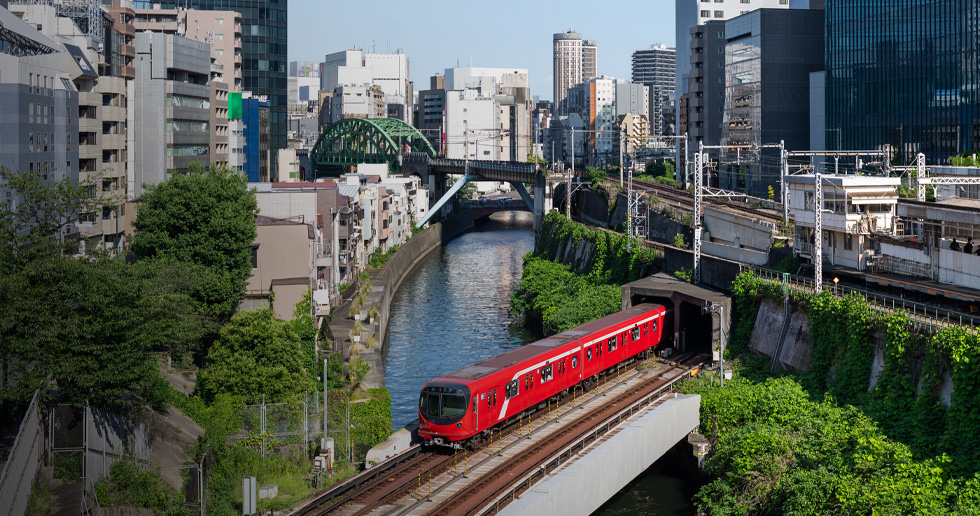 Immagini della metropolitana di Tokyo, con i treni che attraversano i ponti, le attività di ogni giorno e i lavori di manutenzione.