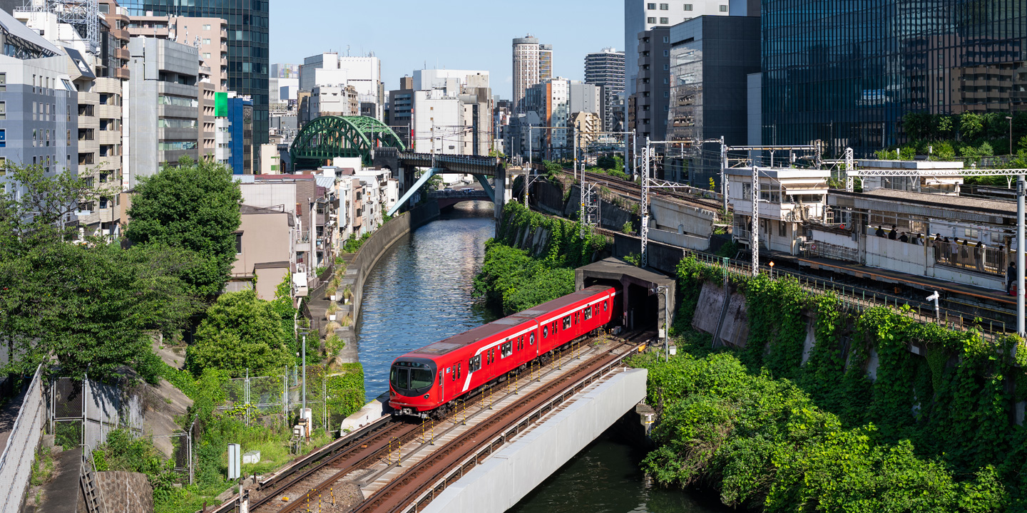 Immagini della metropolitana di Tokyo, con i treni che attraversano i ponti, le attività di ogni giorno e i lavori di manutenzione.