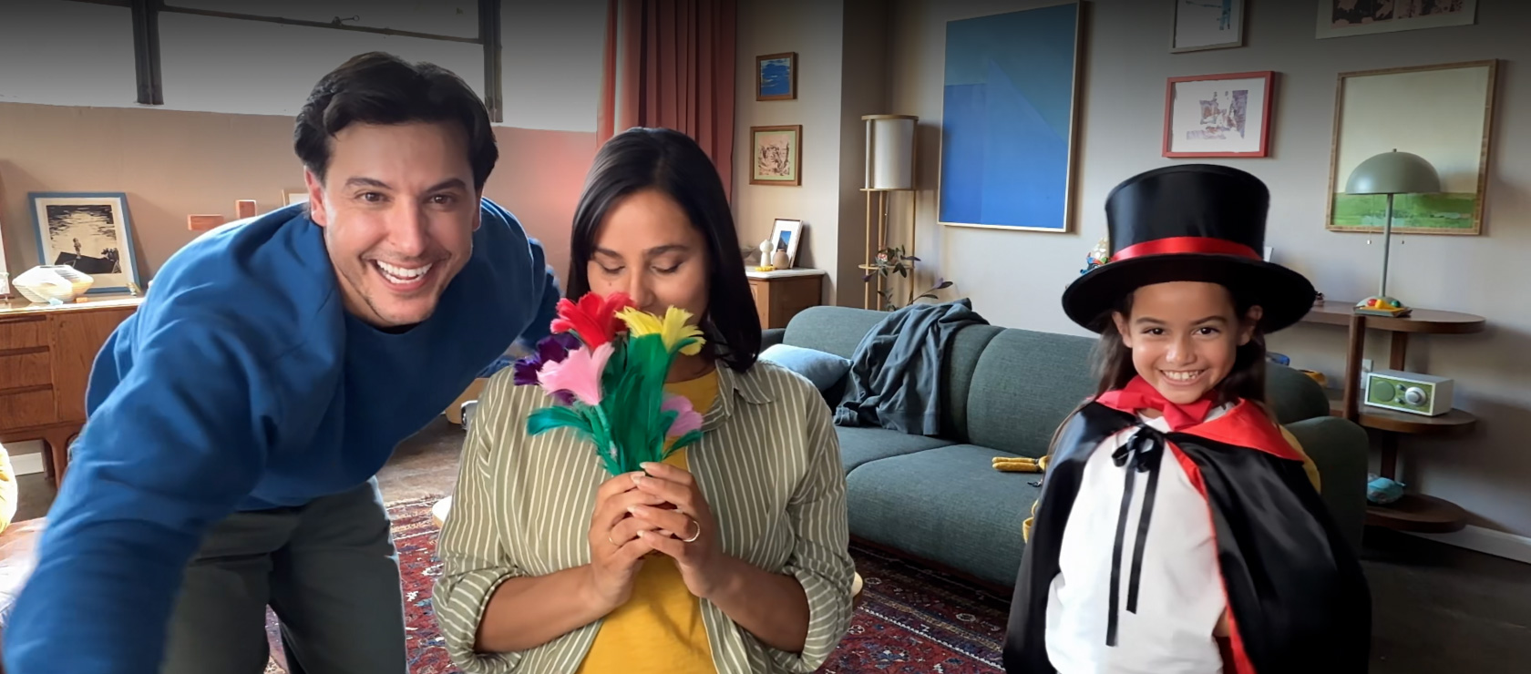 Um casal e uma criança em uma chamada de vídeo.