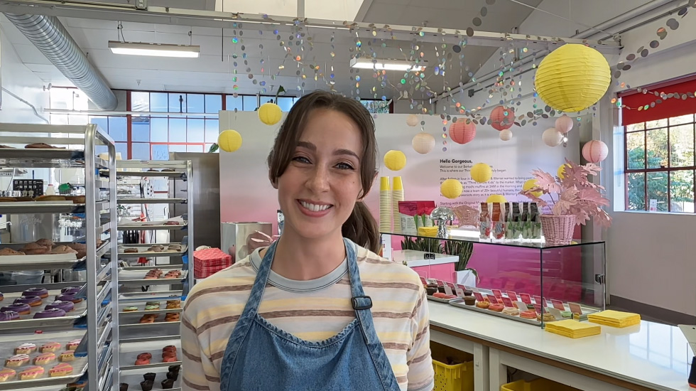 Mulher em uma chamada de vídeo trabalhando em uma confeitaria