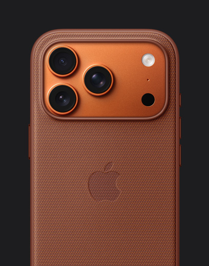 iPhone 17 Pro, arkadan dış görünüm, Kozmik Turuncu renk, turuncu MagSafe özellikli Tech Dokuma Kılıf