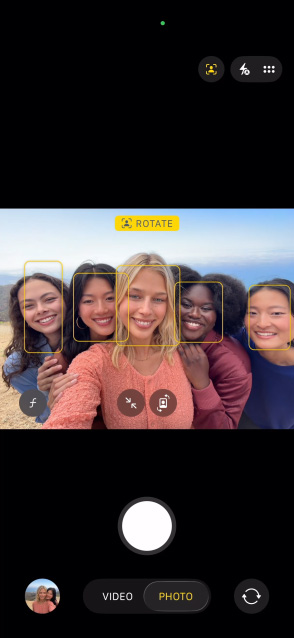 iPhone 17 Pro’nun ekranında fotoğraflar için Ana Sahne özelliği ve grup selfie’sinin nasıl çekileceği gösteriliyor, insanların yüzleri vurgulanıyor