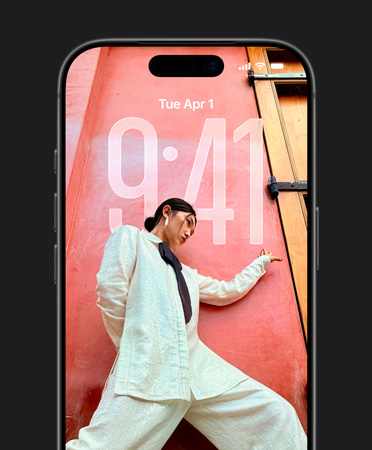 Lock Screen на iPhone, показващ часа, адаптиран към снимка на Lock Screen