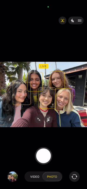 iPhone 17’nin ekranında fotoğraflar için Ana Sahne özelliğiyle çekilen bir grup selfie’si gösteriliyor