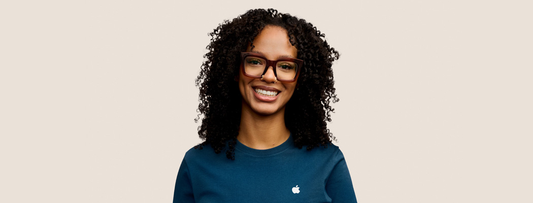 Smiling Apple Specialist with an approachable demeanour