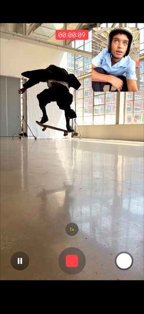 iPhone Air’in önden dış görünümü, bir kişi Çift Çekim video özelliği kullanarak ön ve arka kamerayla video kaydediyor