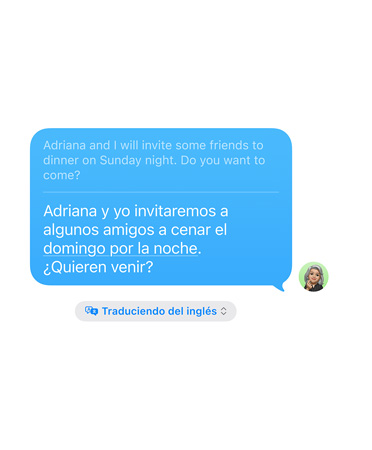 ميزة الترجمة المباشرة في تطبيق الرسائل قيد الاستخدام وتعرض الترجمة من الإنجليزية إلى الإسبانية