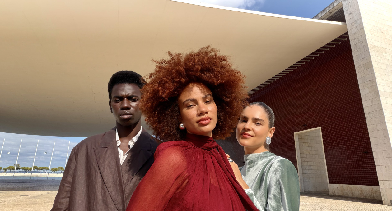 Ứng dụng Camera trên iPhone Air, tính năng Center Stage với ảnh selfie nhóm ba người
