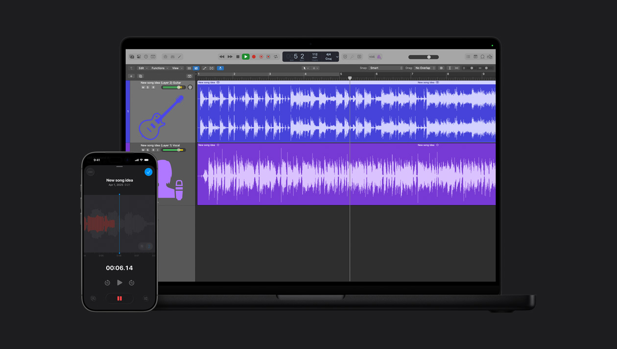 Écran d’un MacBook Pro 16 pouces montrant un espace de travail avec deux rangées pour la voix et la guitare, ondes sonores, écran d’un iPhone 17 Pro affichant Dictaphone pour Logic Pro, bouton rouge d’enregistrement en cours, ondes sonores, bouton de lecture, nouvelle idée de chanson, date et durée