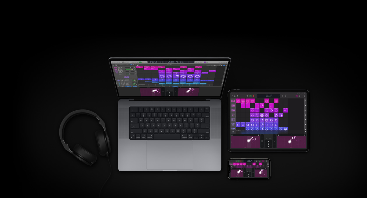 MacBook Pro 16 pouces, iPad Pro 13 pouces, iPhone 16, les écrans montrant la table de mixage de Logic Pro avec des carrés mauves et roses représentant différents sons et couches sonores, des écouteurs sont posés à gauche des appareils