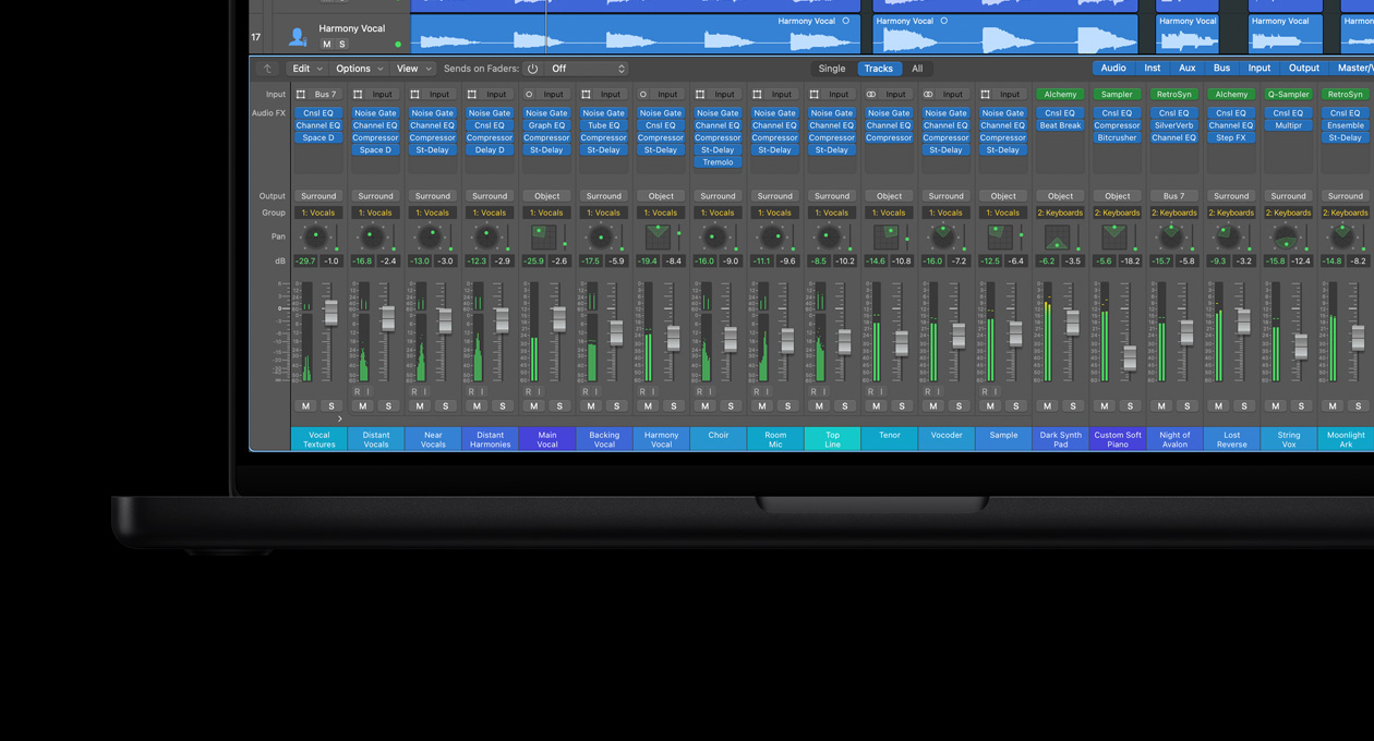 MacBook Pro 16 pouces, table de mixage de 24 pistes avec curseurs, rangée d’instruments au bas de l’écran
