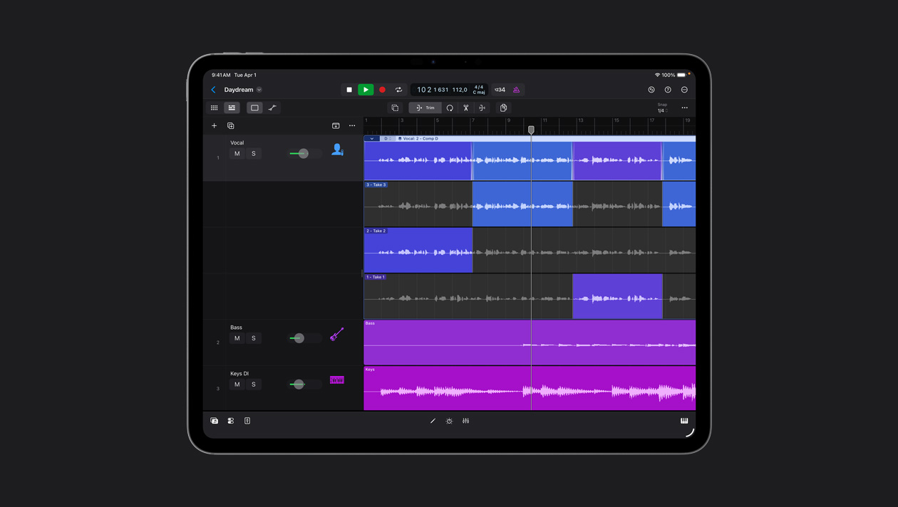 Écran d’un iPad Pro 13 pouces montrant un espace de travail avec des rangées d’ondes sonores, liste d’instruments à gauche, bouton d’enregistrement en haut de l’écran