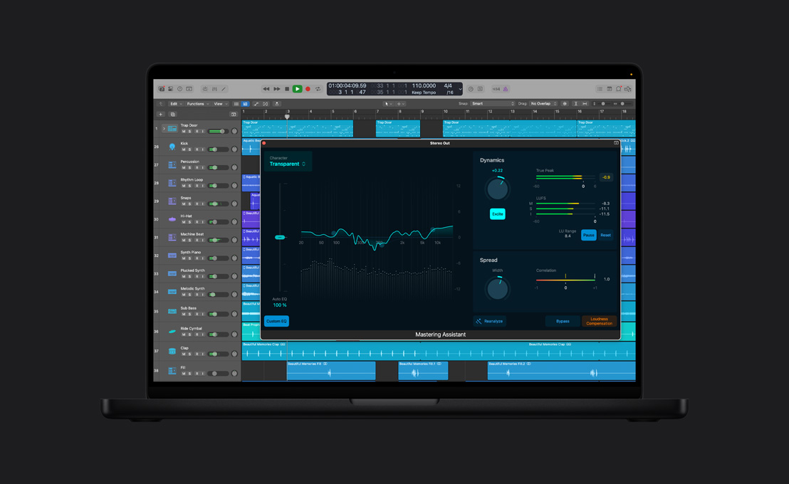 Écran d’un MacBook Pro 16 pouces montrant Mastering Assistant, fenêtre Sortie stéréo avec graphique d’un égaliseur personnalisé à gauche, et analyse des dynamiques et de la diffusion et réglages à droite